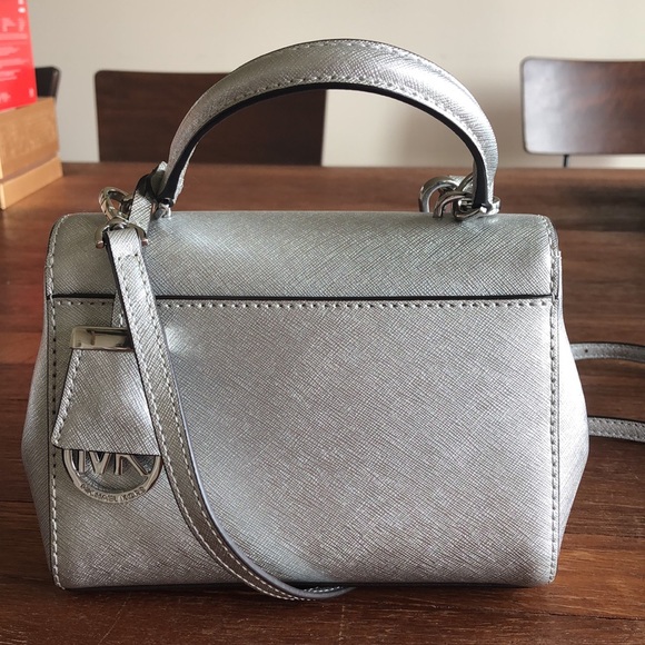 ❗SALE❗ Michael Kors Silver Leather Satchel Top Handle Crossbody Bag w Pom Charm - Picture 2 of 4